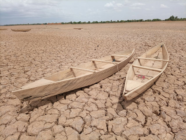 Cette image est prise sur un LAC sec non loin de Ouagadougou dans la commune rurale de SAABA. Pendant la saison sécheresse, les pêcheurs abandonne sur place leur pirogues en attendant l'arrivée des ea