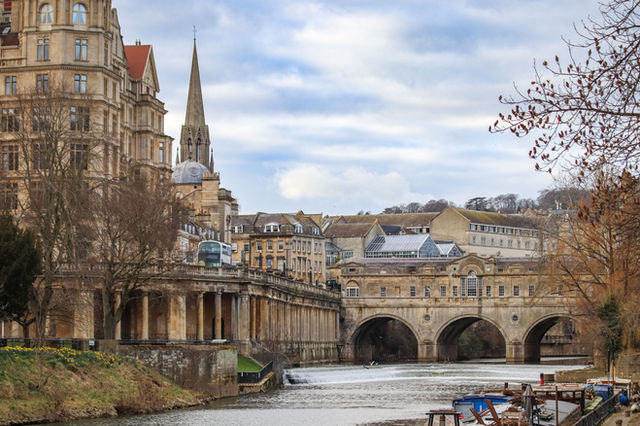 Scenic view of the iconic Pulteney Bridge over River Avon in the historic city of Bath.
