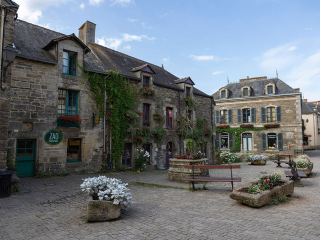 Picturesque street view of Rochefort-en-Terre in Brittany, showcasing historic stone architecture and vibrant facades.