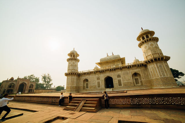 Explore the grandeur of the Itmad-ud-Daulah Tomb, a Mughal architectural gem in Agra, India.