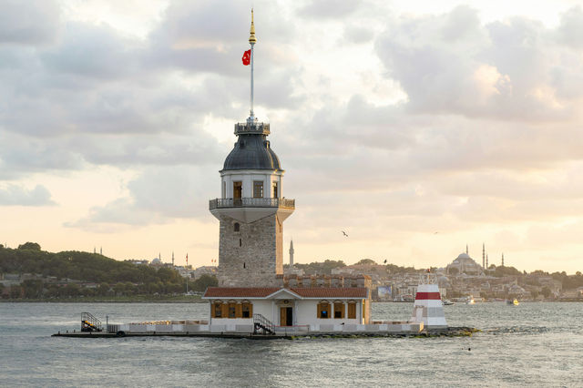 Maiden's tower on the bosphorus strait, istanbul