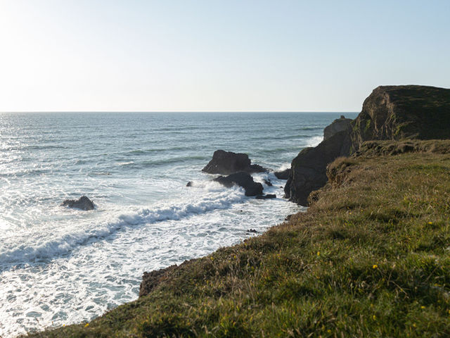 Discover the rugged cliffs and serene waves on the coast of Bude, a picturesque spot in Cornwall, UK.