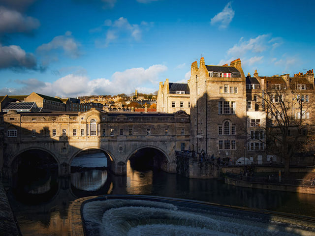 Scenic view of Pulteney Bridge and the River Avon in Bath, showcasing historic architecture.