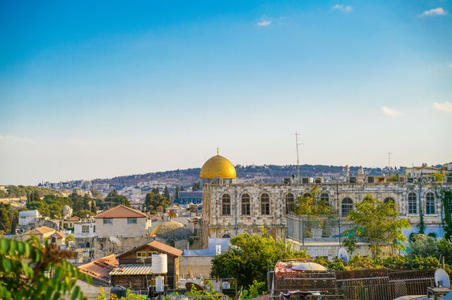 Dome of the rock in jerusalem under a blue sky.