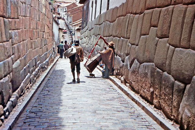 Cusco (peruanische Stadt in den Anden): Weg mit fugenlosen Inkamauern.