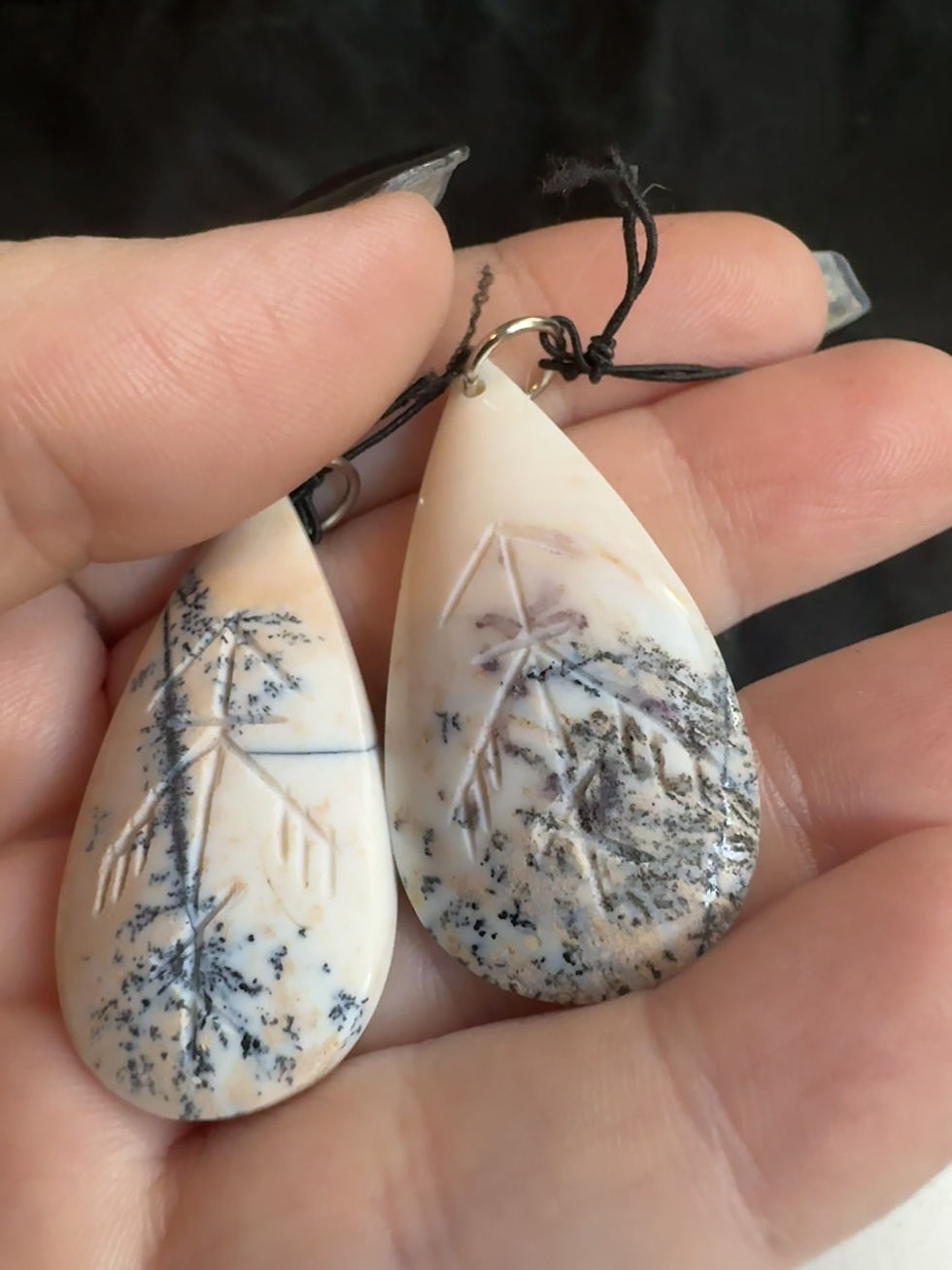 Miniature : Pendentif Agate Dendrite gravé — Sigil du Sanctuaire