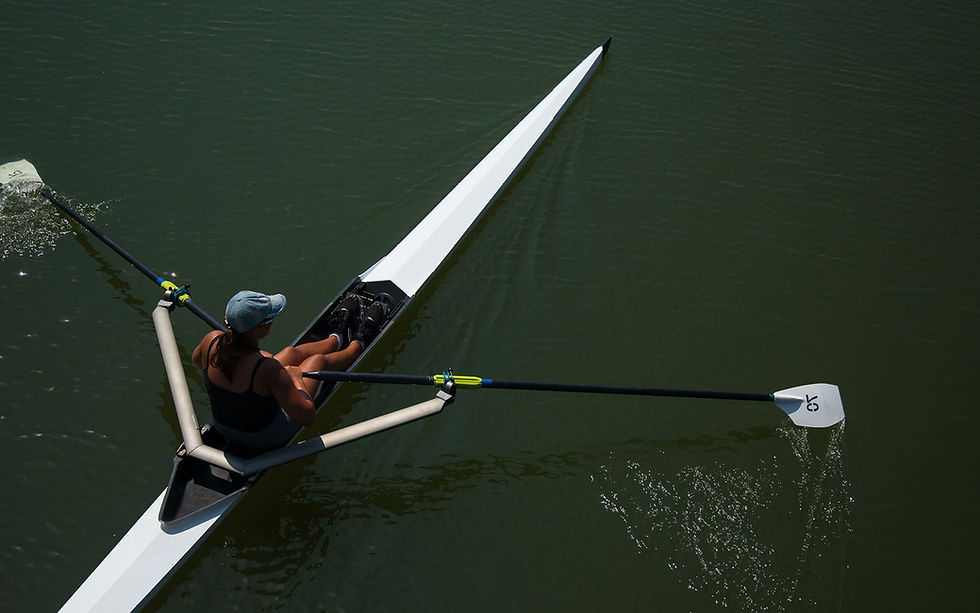 סירה לבנה עם חותרת במים. הנוף ברקע. צירלסון.