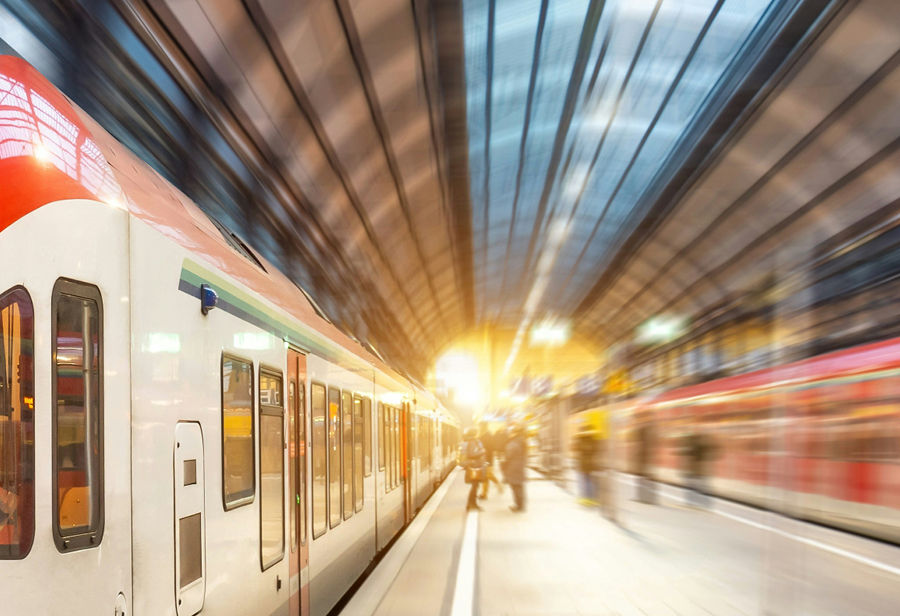 רכבת לבנה נוסעת בתחנה, אנשים מטיילים, מהירות בתנועה, נסיעה בטוחה.