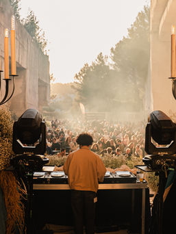 Photo de DJ Bomel aux platines aux Carrières des Lumières 