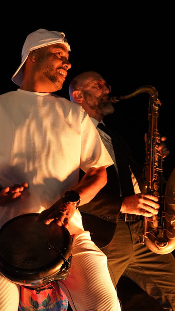 Photo d'un percu et saxo sur scène