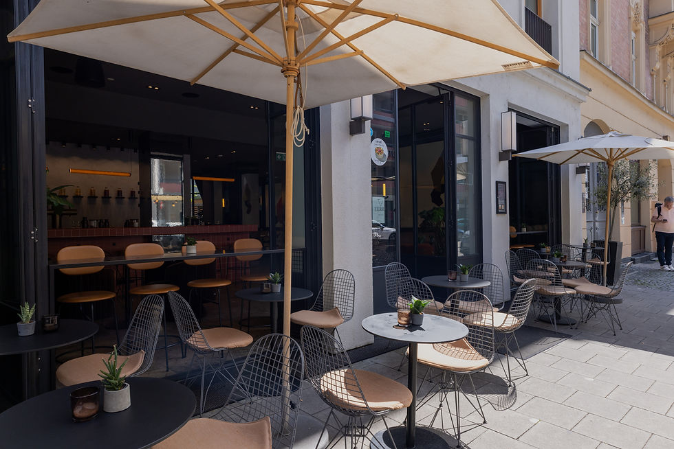 TERRA Bar München - Eventlocation für Firmen München - Sicht auf offene Terrasse, Frühling bis Sommer