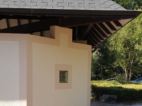 Façade rénovée sur un bâtiment public