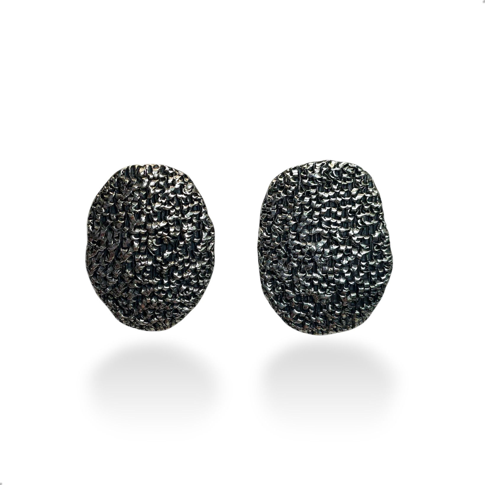 sidabriniai juodi dideli konceptualūs autoriniai auskarai vytautės jankūnaitės juvelyrika autoriniai