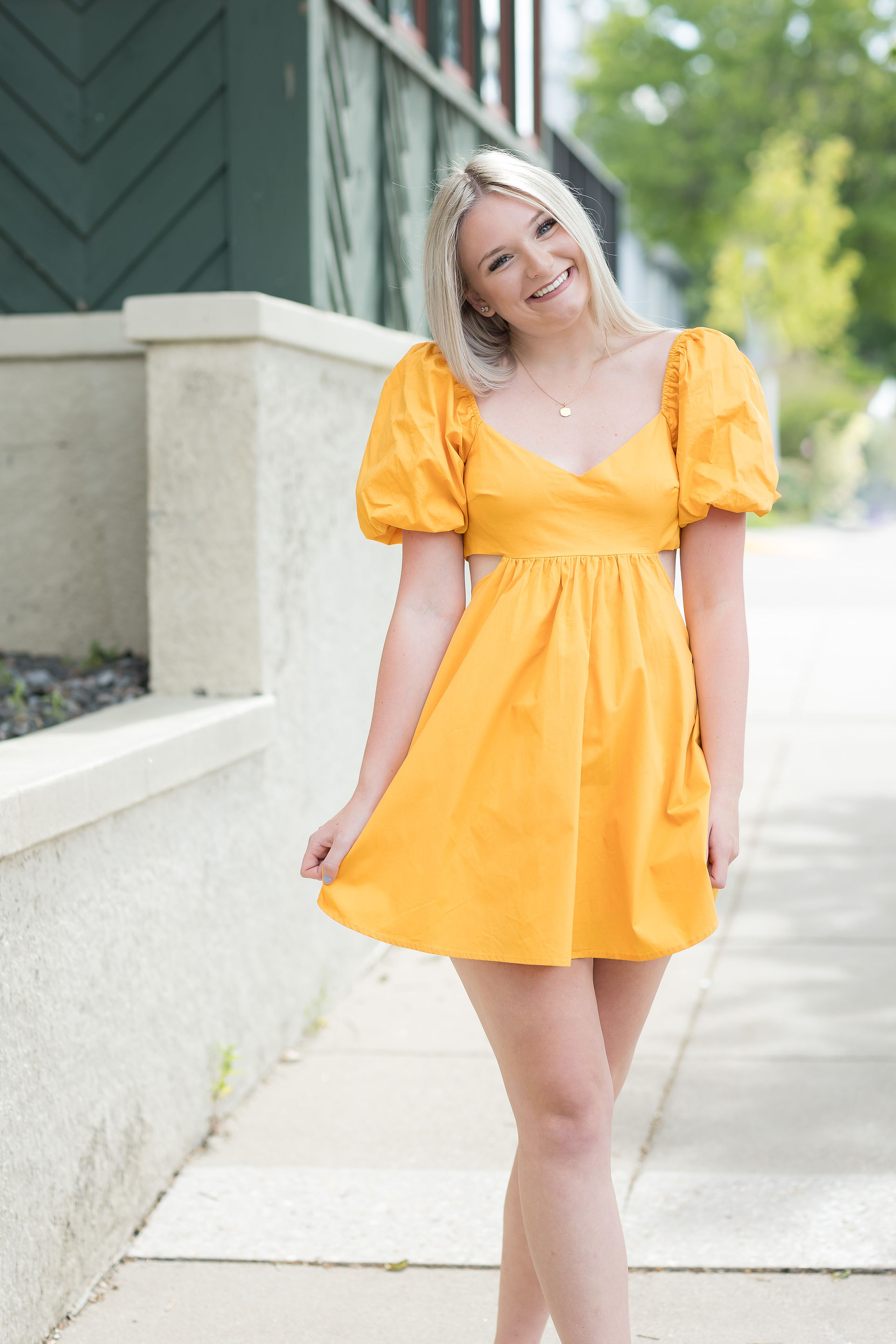 Senior photographer takes senior picture of high school senior