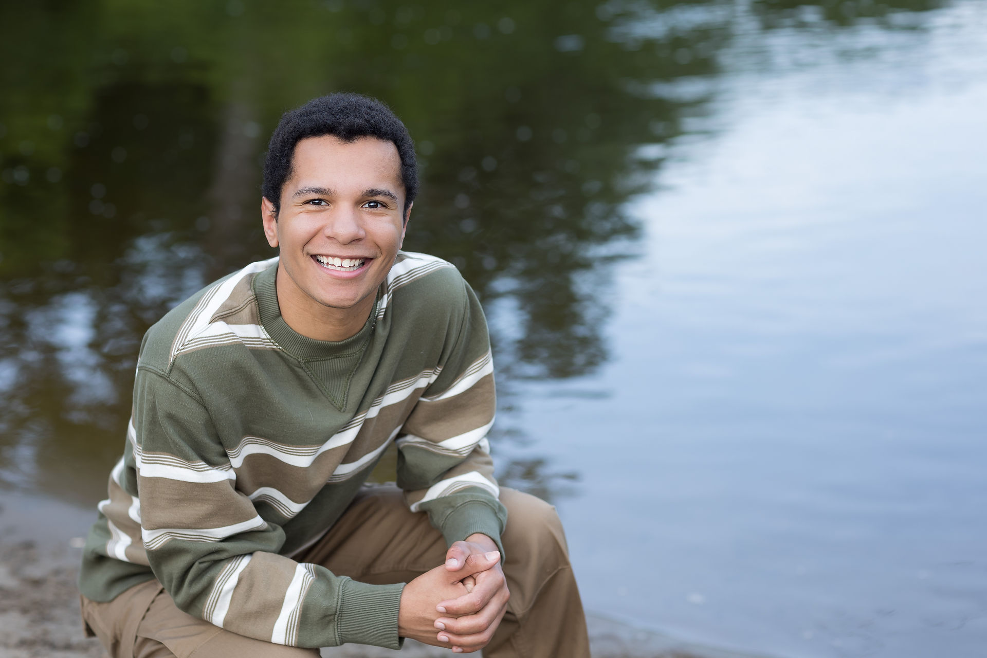 senior photographer takes senior photos near Farmington