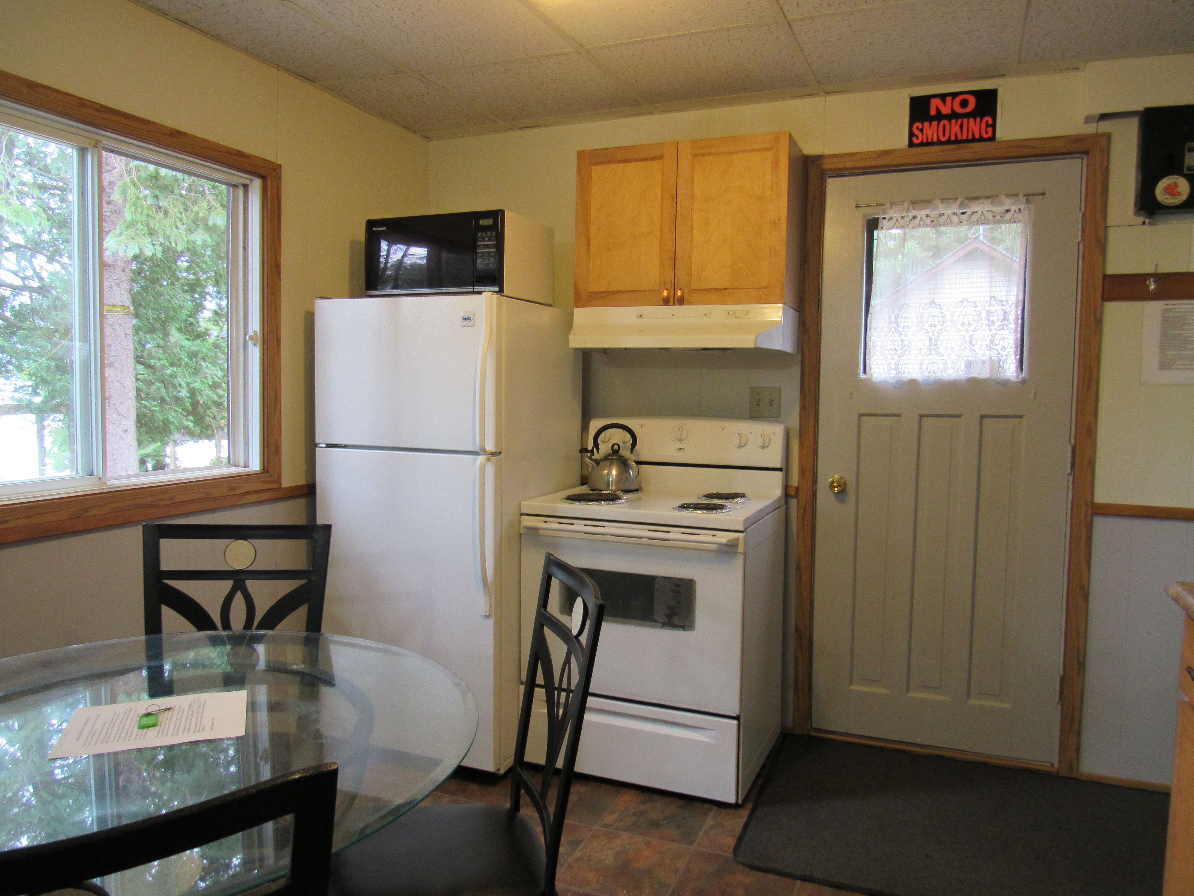 Lakefront 4 Bedroom Cottage