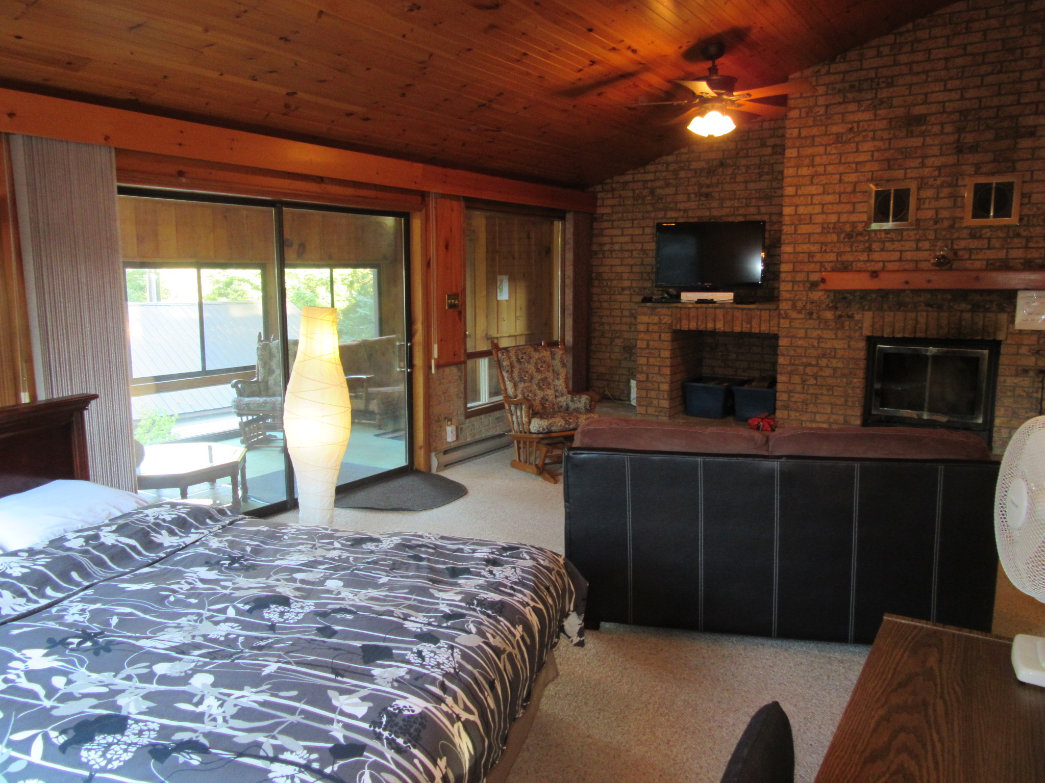 Upscale Lakeview Chalet Private Hot Tub and Fireplace
