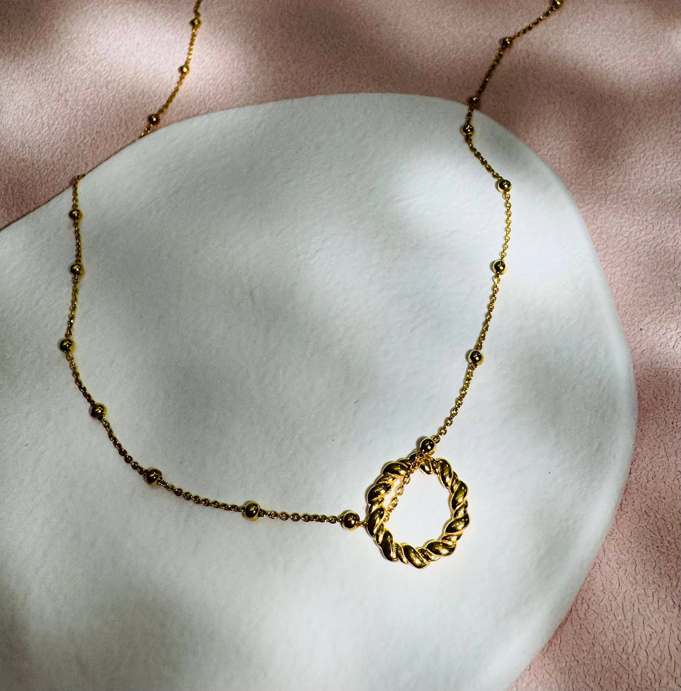 Łańcuszek z zawieszką Twisted Circle