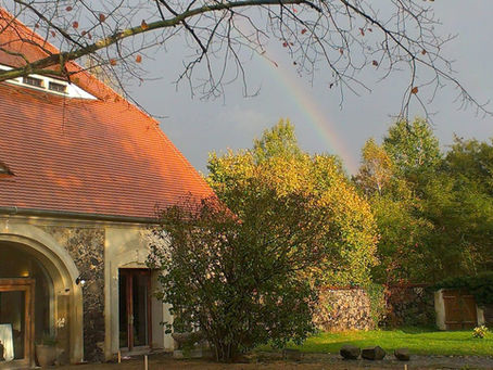 Verwitterte Scheune im sanften Licht eines Herbstmorgens, Tautropfen auf dem Gras und ein Hauch von Vergangenheit in der Luft.