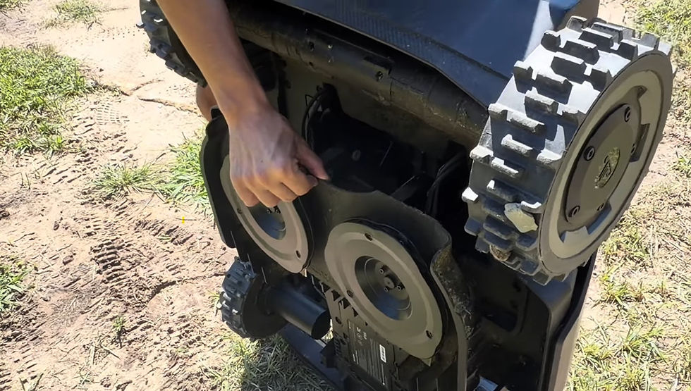Lowering the deck of the robotic lawn mower from Navimow