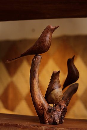 Escultura pássaros - no tronco