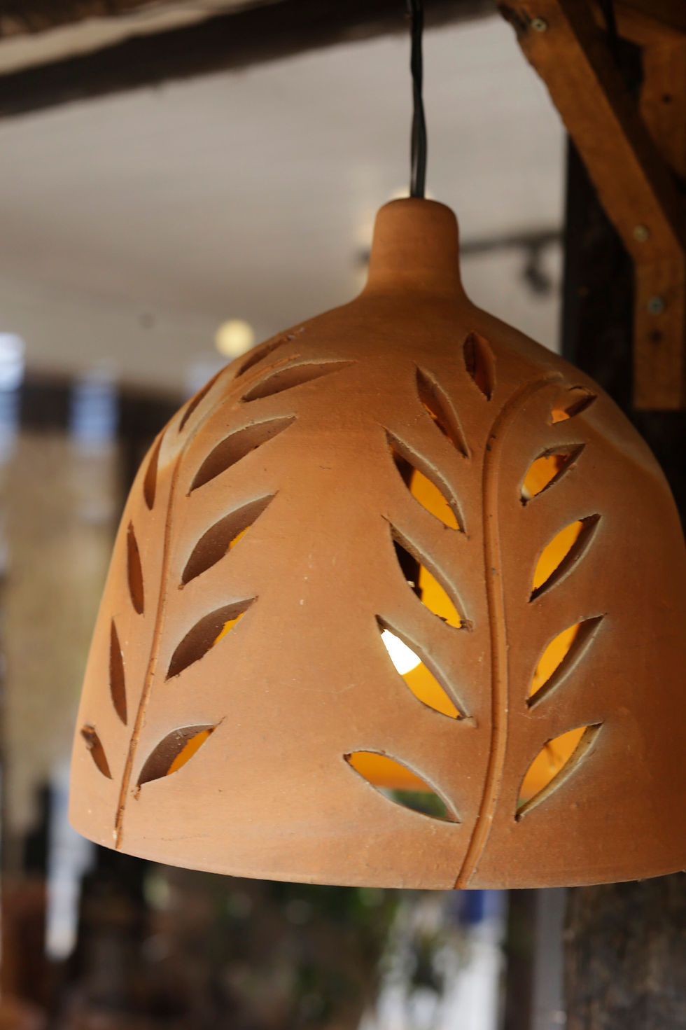 Luminária pendente cerâmica rústica - folhas