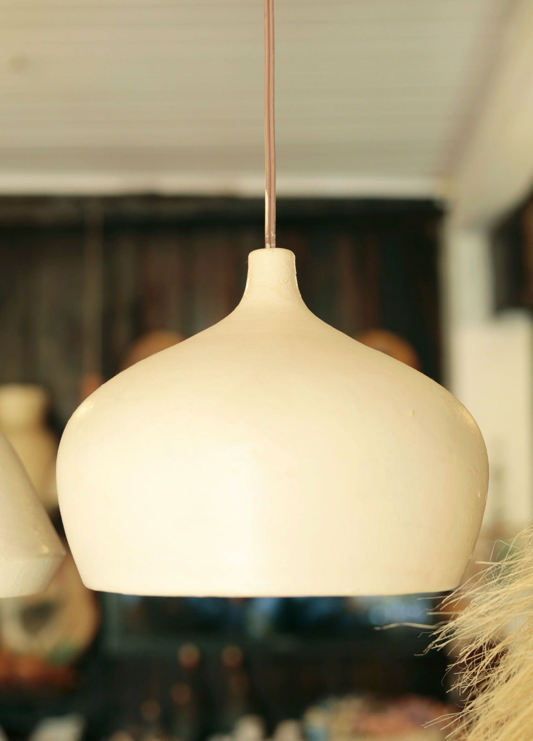 Luminária Pendente de Cerâmica Modelo Cúpula Creme