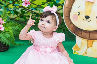 Aniversário infantil ao ar livre com decoração temática e criança sorrindo em festa na Toscana