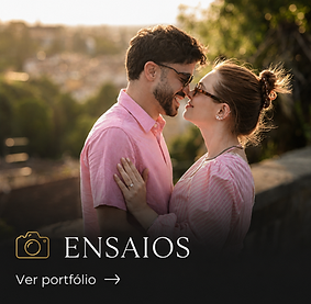 Casal se abraçando ao pôr do sol durante ensaio fotográfico na Itália