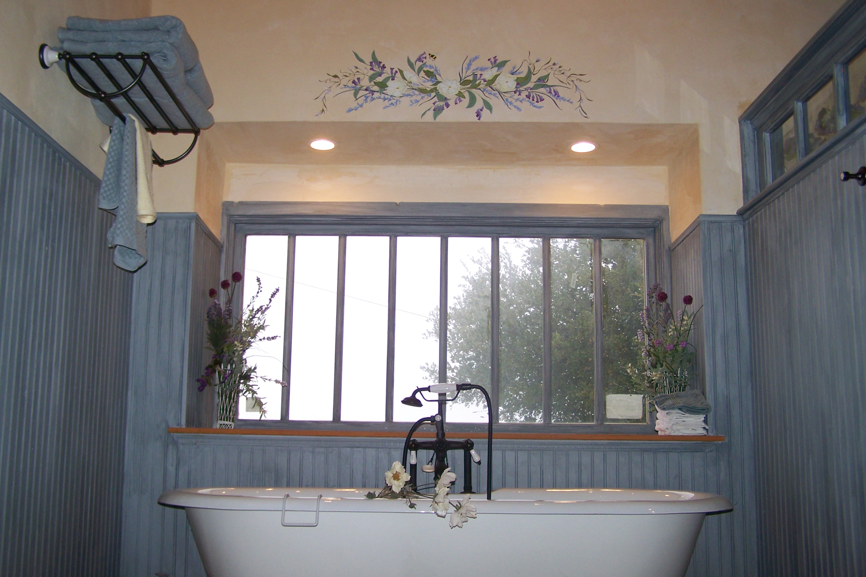 claw tub mural Farmhouse Inn, Julian