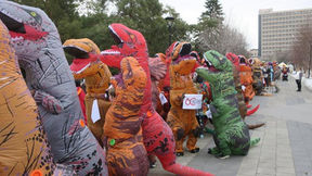 Hundreds of Inflatable Dinosaurs Just Broke a World Record — and the Internet Can’t Handle It 🦖
