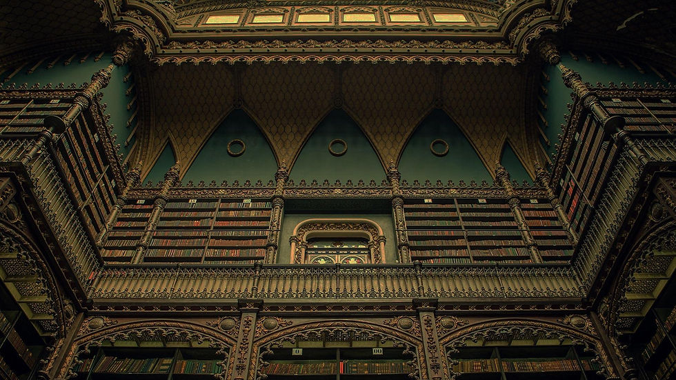 Interior do Real Gabinete Português de Leitura com estantes monumentais e arquitetura histórica.