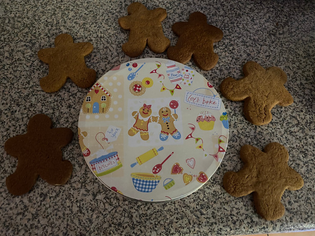 Count the gingerbread men arouind the ti