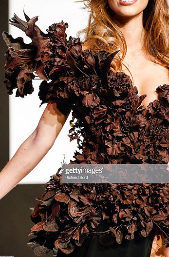 Eva cola miss corse habillée d'une robe couture en chocolat jean-paul benielli avec le chef pâtissier Jeffrey Cagnes -salon du chocolat 2018