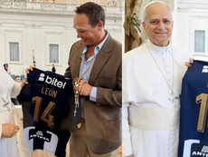 Desde el Vaticano: el Papa León XIV posa con camiseta de Alianza Lima en momento histórico