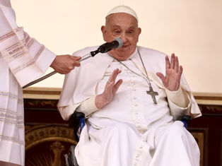 El Papa Francisco conmueve a miles en el Domingo de Ramos.
