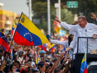 Venezolanos se preparan para recibir a Edmundo González en Lima.