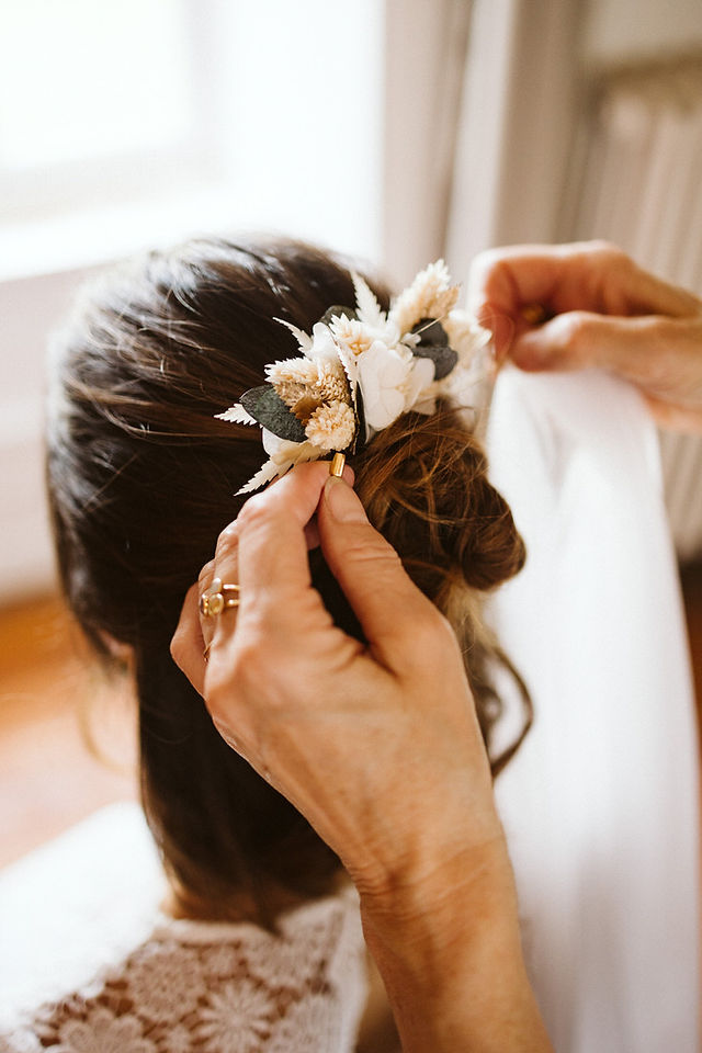 préparatifs mariée détail bijou cheveux fleurs séchées