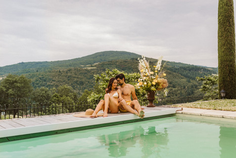 couple mariés piscine paysage beaujolais
