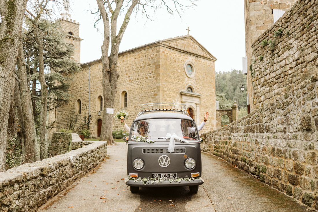 chapelle saint romain d'Ay combi Volswagen mariage boho chic vielle pierre