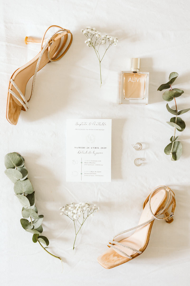 Flat lay de présentation des accessoires du mariage au Domaine Dolomieu