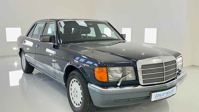Mercedes W126 560 SEL in midnight blue color