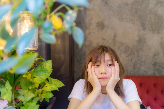 悩み相談する女性