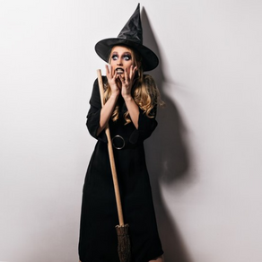 מכשפה יוצרת מציאות