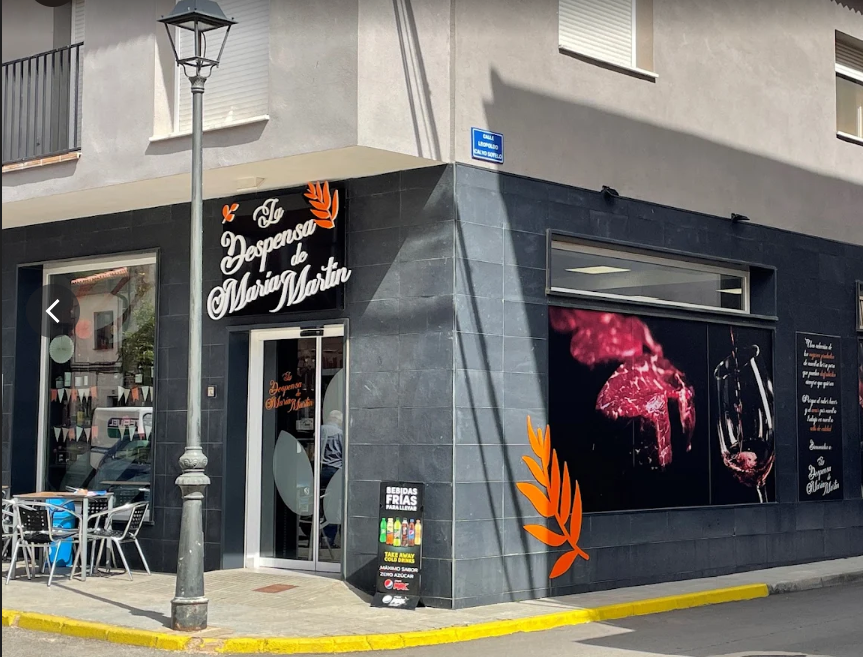 Fachada de La Despensa de María Martín en una esquina