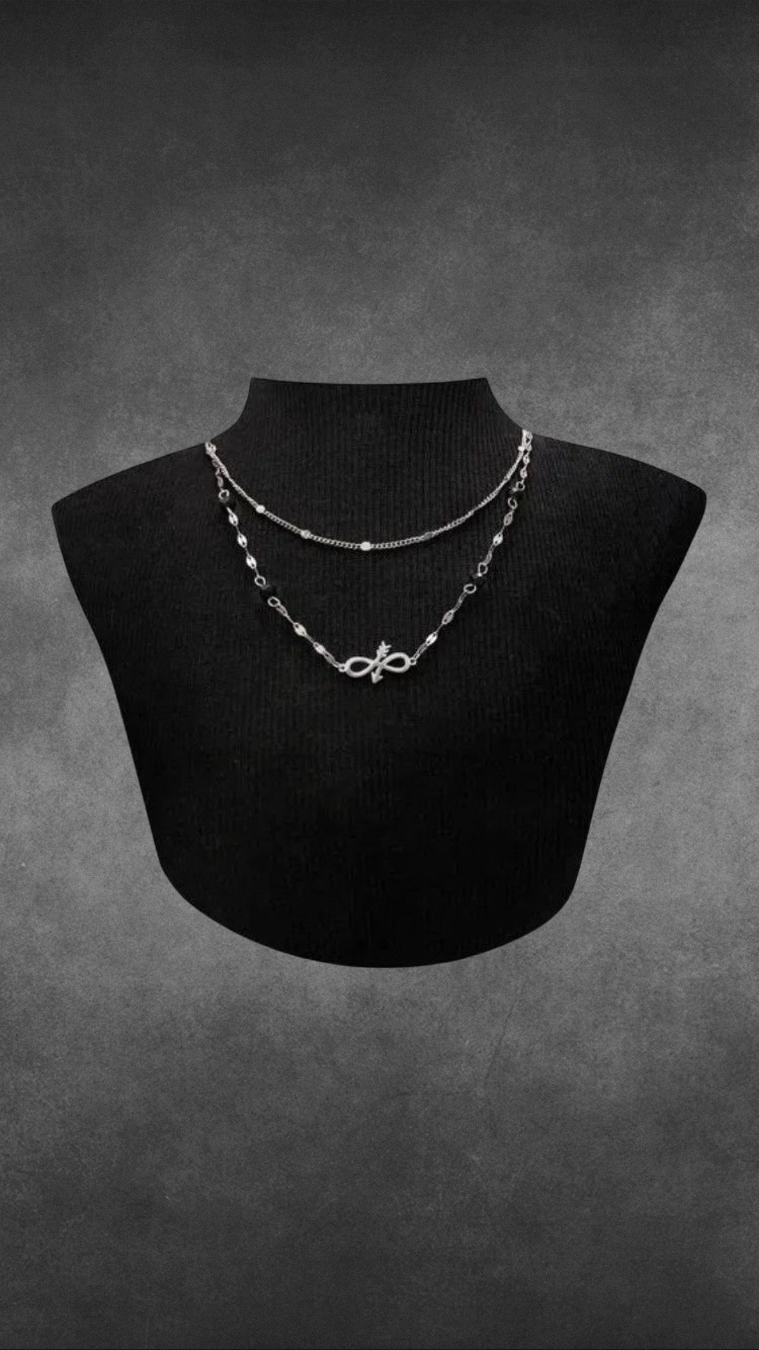 COLAR CHOKER COM PINGENTE DE FLECHA SÍMBOLO DO INFINITO E PEDRINHA PRETA