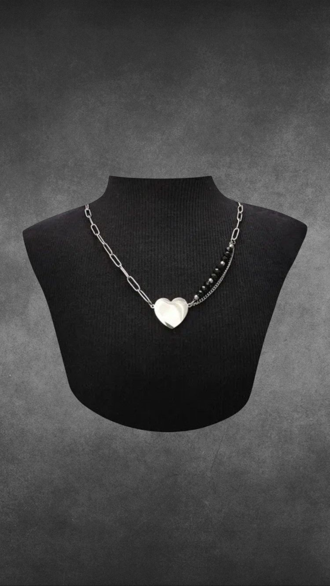 COLAR CHOKER COM PINGENTE DE CORAÇÃO E PEDRINHAS PRETAS