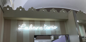 insegna neon interna con scatola di chiusura in plexiglass