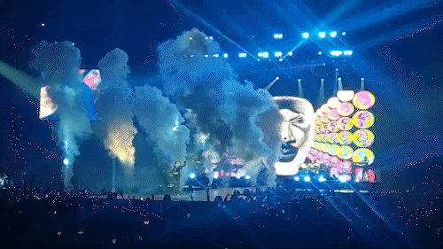 Lionel-Richie-live-in-concert-performing-Dancing-on-the-ceiling-6-9-24.gif