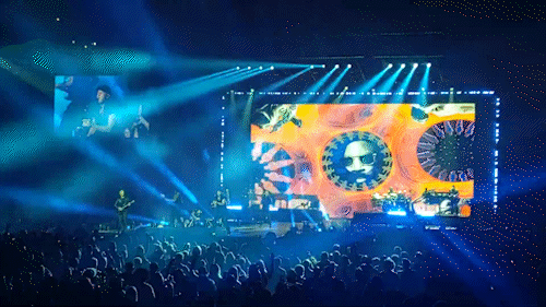 Lionel-Richie-live-in-concert-performing-Dancing-on-the-ceiling-6-9-24_2.gif
